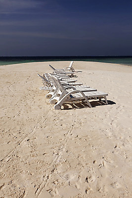 포토 JPG 해외이미지 모래 바다 의자 하늘 휴가 휴식 사람없음 물 햇빛 맑음 흰색 뜨거움 플라스틱 버리기 해외202004 해외포토 자연요소 컬러 가구 컨셉 모션 재질 날씨 태양 파일형식 이미지허브