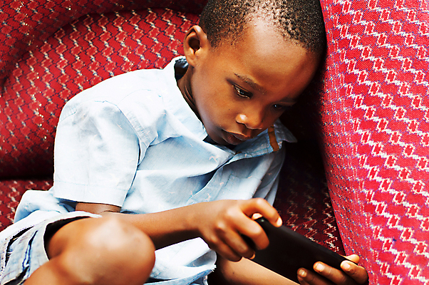 포토 JPG 해외이미지 응시 어린이 의자 한명 앉기 소년 빨간색 스마트폰 청춘 게임 집중 지능 해외202004 해외포토 1 시선 남자 컬러 가구 컨셉 모션 놀이 사람 핸드폰 스마트기기 파일형식 이미지허브