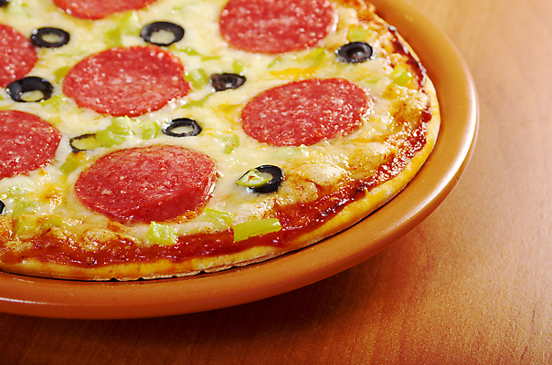 포토 JPG 해외이미지 조각 토마토 치즈 피자 파슬리 요리 사람없음 식사 이탈리아 올리브 점심식사 페퍼로니 해외202004 해외포토 열매 유럽 채소 유제품 패스트푸드 서양음식 소시지 파일형식 이미지허브