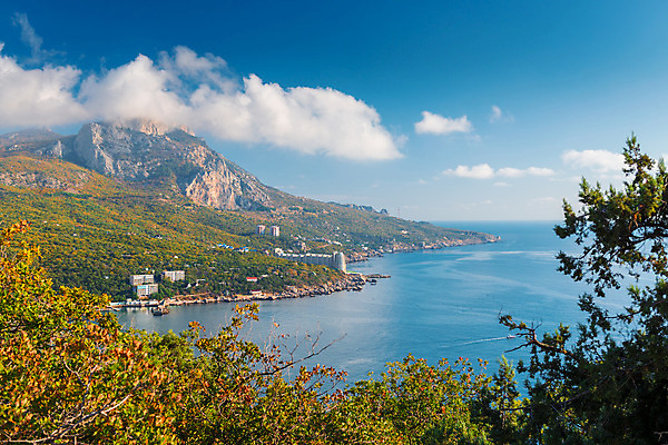 포토 JPG 해외이미지 나무 구름 계절 유럽 파도 바다 섬 여행 하늘색 백그라운드 자연 하늘 휴가 산 풍경 사람없음 야외 초록색 물 여름 파란색 태양 맑음 검은색 가을 바위 만 돌산 언덕 휴양지 러시아 수평선 해외202004 해외포토 자연요소 식물 나라 컬러 날씨 장소 돌_바위 생태계 파일형식 이미지허브
