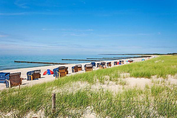 포토 JPG 해외이미지 모래 의자 사람없음 빨간색 초록색 물 빛 햇빛 모래언덕 방파제 발트해 해외202004 해외포토 자연요소 공공시설 바다 컬러 가구 북유럽 태양 언덕 파일형식 이미지허브