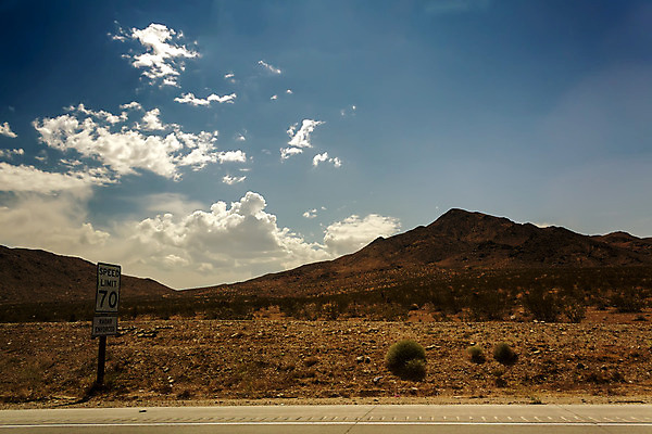 포토 JPG 해외이미지 구름 계절 도로 길 선 여행 자연 하늘 산 건조 파노라마 풍경 사람없음 야외 여름 파란색 미국 사막 아스팔트 땅 속도 캘리포니아 넘어짐 수평선 방식 해외202004 해외포토 자연요소 컬러 북아메리카 교통시설 모션 촬영기법 생태계 파일형식 이미지허브
