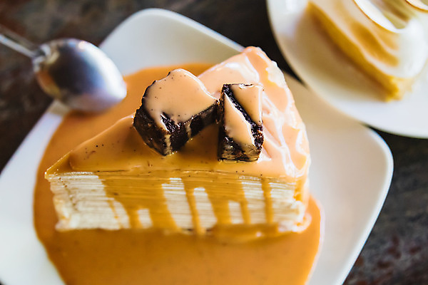 포토 JPG 해외이미지 전통 접시 음식 조각 백그라운드 오렌지 탁자 디저트 건강 요리 사람없음 목재 빨간색 갈색 쌓기 케이크 초콜릿 숟가락 식사 카페 빵집 우유 흰색 축하 신선 달콤 맛 아침식사 설탕 굽기 크림 토핑 시럽 층 페스츄리 핸드메이드 크레이프 스타일 해외202004 해외포토 나무 식기 빵 컬러 가구 컨셉 과일 재료 모션 유제품 수저 상점 구이 파일형식 이미지허브