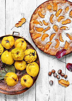 포토 JPG 해외이미지 낙엽 디저트 실내 사람없음 하이앵글 모과 나무배경 해외202004 해외포토 음식 뷰포인트 백그라운드 잎 과일 내부 파일형식 이미지허브