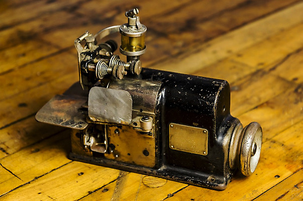 포토 JPG 해외이미지 모델 1 디자인 옷 산업 유물 사람없음 목재 유행 검은색 기계 수확 골동품 흰색 직물 업무 실 클래식 제조 바느질 자르기 철 향수 묘사 오브젝트 복고 땀 과거 실타래 자수 수공예 재단 재단사 고립 옛날 중고 해외202004 해외포토 나무 직업 전통 컬러 컨셉 농업 재료 모션 화장품 작업 공예 파일형식 이미지허브