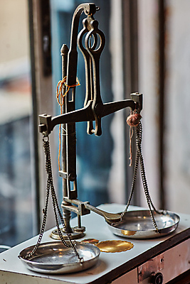 포토 JPG 해외이미지 실내 사람없음 아웃포커스 창가 오브젝트 법 양팔저울 해외202004 해외포토 창문 촬영기법 저울 내부 파일형식 이미지허브