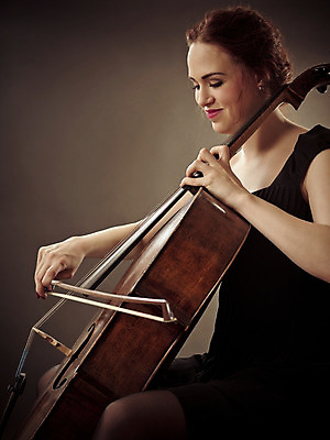 포토 JPG 해외이미지 여자 음악 연주 실내 한명 들기 앉기 상반신 성인 옆모습 첼로 첼리스트 성인여자한명만 갈색배경 해외202004 해외포토 1 뷰포인트 백그라운드 모션 문화예술 사람 내부 갈색 연주자 여자한명만 성인여자만 파일형식 찰현악기 이미지허브