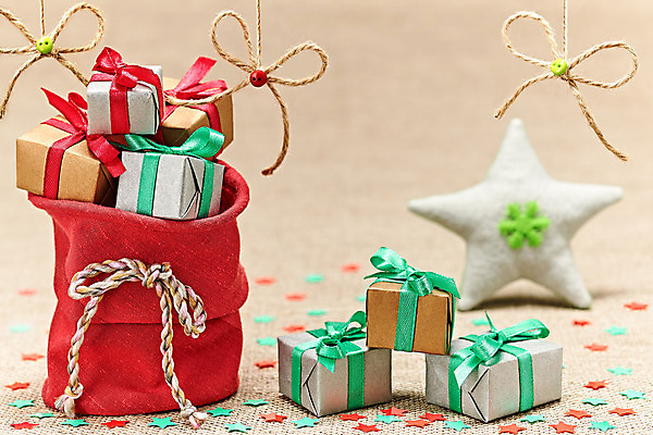 포토 JPG 해외이미지 행복 별 크리스마스 겨울 휴가 새로움 선물 사람없음 장식 빨간색 초록색 상자 컬러풀 산타클로스 파티 축제 축하 인사 신용카드 연도 자루 2016년 강렬 핸드메이드 카피스페이스 클라우스 해외202004 해외포토 자연요소 계절 기념일 감정 컬러 컨셉 이벤트 금융 공백 예절 파일형식 이미지허브