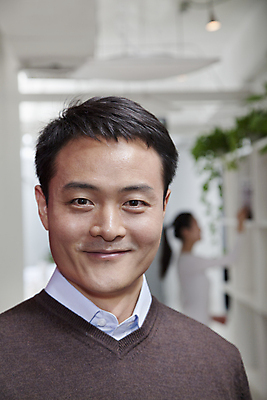 포토 JPG 해외이미지 응시 회사 비즈니스 사업가 실내 창조 서기 사람 20대 두명 아웃포커스 세로 컬러풀 사무실 중국 비즈니스맨 비즈니스우먼 우아함 전문직 동료 만족 옷입기 베이징 주인 성인여자만 중소기업 해외202004 해외포토 직업 시선 여자 남자 감정 아시아 컬러 컨셉 관계 모션 촬영기법 청년 내부 직장인 여자만 성인만 파일형식 이미지허브