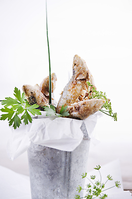 포토 JPG 해외이미지 실내 통 사람없음 튀김 흰배경 담기 멸치 앤초비 종이호일 해외202004 해외포토 음식 백그라운드 모션 어류 내부 흰색 파일형식 이미지허브