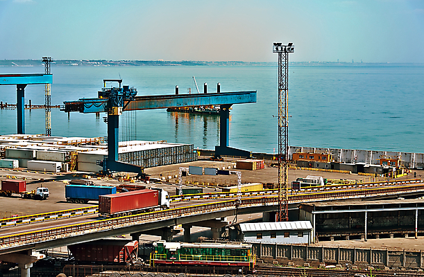 포토 JPG 해외이미지 산업 바다 비즈니스 교통시설 항해 사람없음 가로 강 항구 장비 거래 트럭 화물 만 상품 나무상자 컨테이너 배송 창고 기중기 보안 함선 상업 머리위 짐차 무거움 닻 소매 로딩 옛날 방식 해외202004 해외포토 교통 배_교통 자동차 안전 상자 운송업 중장비 무게 시설 파일형식 이미지허브