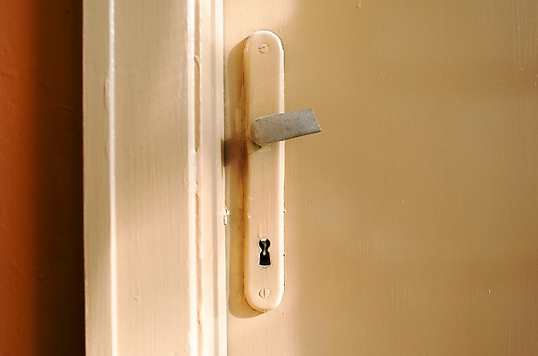 포토 JPG 해외이미지 자물쇠 손잡이 사람없음 야외 목재 가로 문 금속 손상 나뭇가지 손톱 부식 문고리 깨짐 옛날 해외202004 해외포토 나무 손 컨셉 재료 재질 파일형식 이미지허브