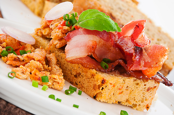 포토 JPG 해외이미지 전통 접시 음식 빵 조각 백그라운드 오렌지 탁자 아침 주택 건강 육류 돼지고기 요리 사람없음 컵 노란색 주방 식당 계란 맑음 식사 주스 이탈리아 튀김 흰색 신선 맛 아침식사 먹기 브런치 토스트 베이컨 버터 노른자 점심식사 단백질 스크램블 해외202004 해외포토 주간 식기 유럽 음료 컬러 가구 컨셉 과일 식재료 모션 날씨 건물 상점 알 계란요리 영양소 파일형식 이미지허브