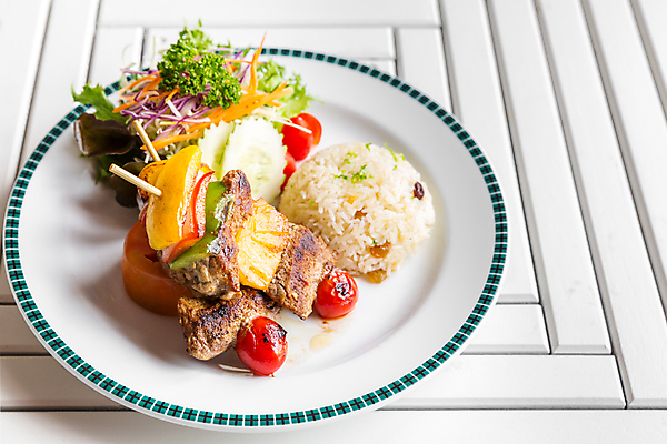 포토 JPG 해외이미지 접시 음식 토마토 채소 탁자 밥 양파 파프리카 육류 스테이크 요리 사람없음 빨간색 초록색 파란색 금속 보라색 식사 소고기 튀김 꼬치 그릴 바비큐 굽기 레시피 후추 케밥 절임 주키니 해외202004 해외포토 식기 컬러 가구 식재료 재질 주방용품 서양음식 구이 향신료 파일형식 이미지허브