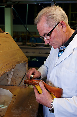 포토 JPG 해외이미지 식물 남자 산업 50대 신발 공장 노동자 한명 세로 기계 붓 작업 막대기 작업실 제조 가죽 접착제 유일 해외202004 해외포토 직업 1 중년 공업 사람 풀_접착제 파일형식 이미지허브