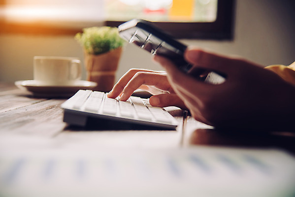 포토 JPG 해외이미지 직업 생각 인터넷 비즈니스 통신 통계 탁자 회의 모바일 협력 아이디어 대화 사람없음 스마트폰 컴퓨터 글로벌 사무실 디지털 공책 작업 네트워크 그룹 계획 토론 디자이너 분석 오브젝트 회계 거짓 다락방 마케팅 세미나 프로젝트 목업 브레인스토밍 해외202004 해외포토 가구 컨셉 문구용품 말하기 경제 전자제품 핸드폰 스마트기기 파일형식 이미지허브