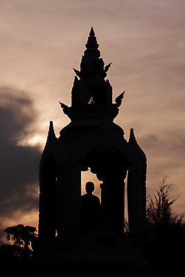 포토 JPG 해외이미지 실루엣 종교 여행 불교 태국 사람없음 신체부위 세로 컬러풀 조각상 숫자 희망 기도 영혼 명상 열대기후 인도차이나반도 해외202004 해외포토 문자 감정 아시아 컬러 촬영기법 사람 조형물 파일형식 이미지허브