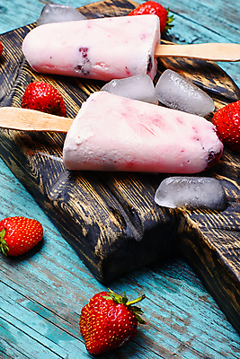 포토 JPG 해외이미지 딸기 아이스크림 사람없음 얼음 시원함 막대아이스크림 해외202004 해외포토 자연요소 과일 디저트 파일형식 이미지허브