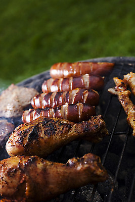 포토 JPG 해외이미지 주간 육류 요리 사람없음 야외 파티 정원 연기 그릴 바비큐 굽기 닭다리 소시지구이 해외202004 해외포토 자연요소 음식 식재료 주방용품 이벤트 소시지 구이 파일형식 이미지허브