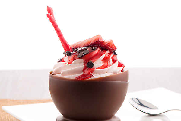 포토 JPG 해외이미지 접시 딸기 실내 사람없음 초콜릿 숟가락 달콤 흰배경 무스 초코칩 해외202004 해외포토 식기 백그라운드 과일 디저트 수저 내부 흰색 맛 파일형식 이미지허브