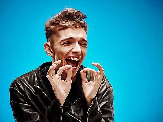 포토 JPG 해외이미지 백인 라이프스타일 남자 행복 감정 얼굴 한명 미소 웃음 사람 성인 10대 가로 머리 표현 긍정 해외202004 해외포토 서양인 1 컨셉 청소년 표정 생활 신체부위 파일형식 이미지허브