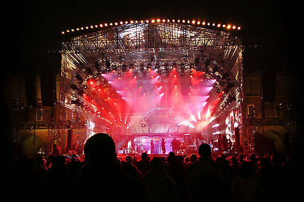 포토 JPG 해외이미지 손 커플 음악 놀이 기술 사람 여러명 사람없음 빨간색 빛 노란색 금속 축제 소리 콘서트 연주자 음악가 무대 기구 악단 부채 군중 연습 예술가 쇼 시끄러움 무거움 뮤지컬 생존 해외202004 해외포토 직업 컬러 다수 관계 재질 문화예술 신체부위 공연 무게 파일형식 이미지허브