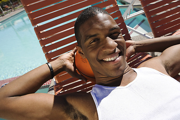 포토 JPG 해외이미지 주간 남자 수영복 여유 수영장 한명 상반신 성인 야외 앞모습 여름휴가 바캉스 시원함 근육질 성인남자한명만 해외202004 해외포토 자연요소 1 옷 감정 뷰포인트 근육 휴가 사람 몸매 남자한명만 성인남자만 파일형식 여름_계절 이미지허브