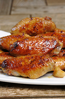 포토 JPG 해외이미지 음식 조각 날개 부분 반찬 파슬리 마늘 육류 사람없음 쌓기 식사 저녁식사 치킨 튀김 맛 그릴 자르기 굽기 먹기 허브 매움 피클 브런치 생강 점심식사 대두 뷔페 해외202004 해외포토 식물 컨셉 채소 식재료 모션 주방용품 구이 닭고기요리 절임 파일형식 이미지허브