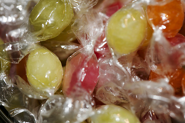 포토 JPG 해외이미지 모양 종이 어린이 음식 분홍색 유리 휴가 디저트 아이디어 발렌타인데이 막대사탕 사탕 3 사랑 사람없음 목재 장식 빨간색 초록색 컬러풀 파티 꼬리표 세일 흰색 하트 마음 축하 오픈 그룹 닫기 달콤 작음 설탕 석공 정물화 해외202004 해외포토 나무 감정 컬러 컨셉 재료 모션 데이이벤트 재질 사람 이벤트 라벨 맛 크기 그림 파일형식 이미지허브