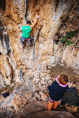포토 JPG 해외이미지 주간 전신 여자 남자 매달리기 서기 성인 야외 뒷모습 잡기 암벽 오르기 암벽등반 암벽등반가 성인만 해외202004 해외포토 자연요소 뷰포인트 모션 사람 등산 파일형식 이미지허브