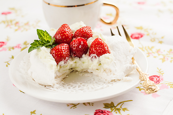 포토 JPG 해외이미지 딸기 단면 디저트 실내 사람없음 케이크 머랭 해외202004 파블로바 해외포토 음식 과일 내부 파일형식 이미지허브