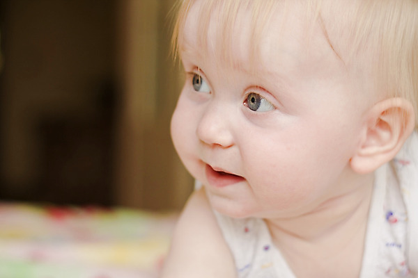 포토 JPG 해외이미지 모델 딸 행복 얼굴 어린이 자연 놀이 미래 새로움 건강 한명 웃음 사람 파란색 귀여움 흰색 아기 신생아 오픈 입 달콤 작음 부드러움 세대 돌봄 해외202004 해외포토 1 감정 컬러 컨셉 가족 모션 표정 신체부위 감각 맛 크기 생태계 파일형식 이미지허브