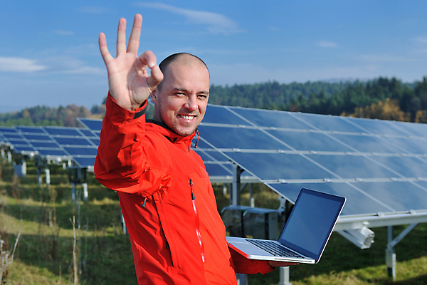 포토 JPG 해외이미지 주간 남자 하늘 한명 들기 상반신 성인 야외 옆모습 노트북 OK 태양에너지 집열판 성인남자한명만 해외202004 해외포토 자연요소 1 뷰포인트 모션 사람 손짓 전자제품 그린에너지 남자한명만 성인남자만 파일형식 이미지허브