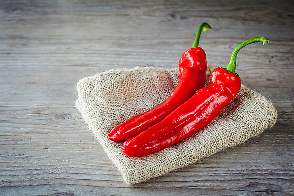 포토 JPG 해외이미지 음식 백그라운드 채소 과일 재료 고추 파프리카 요리 사람없음 목재 빨간색 컬러풀 식사 신선 향신료 후추 식용 해외202004 해외포토 나무 컬러 향미료 파일형식 이미지허브