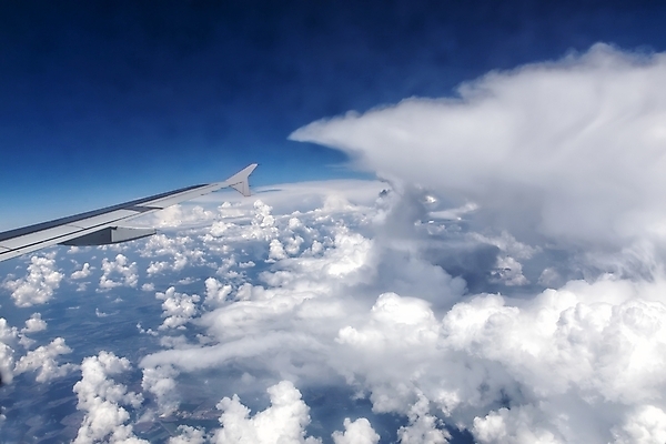 포토 JPG 해외이미지 구름 여행 날개 창문 교통시설 자연 하늘 비행기 사람없음 야외 파란색 우주 분위기 항공 엔진 수평선 해외202004 해외포토 자연요소 컬러 교통 컨셉 항공교통 대중교통 시설 생태계 파일형식 이미지허브