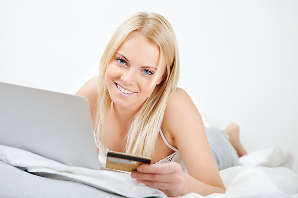 포토 JPG 해외이미지 전신 백인 응시 여자 엎드리기 휴식 실내 한명 들기 사람 성인 앞모습 노트북 침대 잡기 신용카드 구매 온라인쇼핑 성인여자한명만 해외202004 해외포토 서양인 1 시선 뷰포인트 가구 컨셉 모션 내부 금융 전자제품 쇼핑 온라인 여자한명만 성인여자만 파일형식 이미지허브