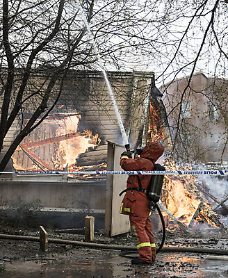 포토 JPG 해외이미지 주간 전신 한명 서기 들기 성인 야외 옆모습 소방관 소방 화재 소방호스 화재진압 성인한명만 해외202004 물대포 해외포토 자연요소 1 뷰포인트 모션 사람 구조원 사건 호스 진압 성인만 파일형식 이미지허브