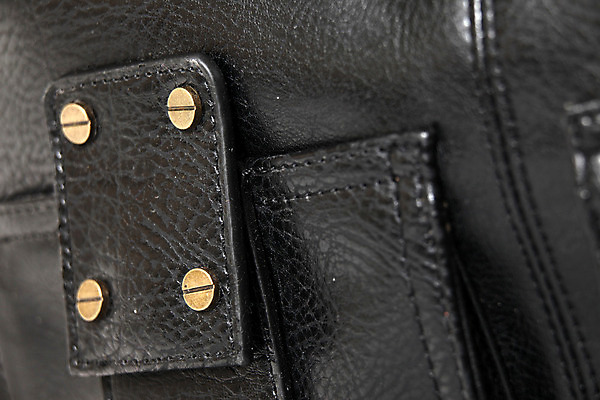 포토 JPG 해외이미지 손 여자 백그라운드 가방 교실 사람없음 빛 쇼핑 유행 금속 검은색 어둠 희망 핸드백 흰색 지갑 고급 우아함 닫기 플라스틱 가죽 디자이너 묘사 어깨 종료 거짓 고립 정중 해외202004 해외포토 직업 잡화 교육 감정 컬러 컨셉 학교 모션 재질 사람 신체부위 파일형식 이미지허브