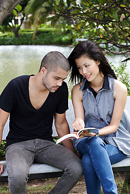 포토 JPG 해외이미지 모델 손 커플 여자 남자 행복 아시아 얼굴 백그라운드 컨셉 가족 관계 포옹 키스 주택 함께함 발렌타인데이 사랑 사람 성인 두명 잡기 닫기 해외202004 해외포토 감정 나라 안기 모션 데이이벤트 건물 신체부위 애정표현 파일형식 이미지허브