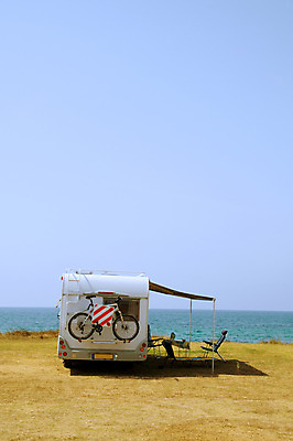 포토 JPG 해외이미지 바다 여행 자동차 휴가 주택 사람없음 자전거 캠핑 주차 그리스 그리스인 해외202004 해외포토 서양인 유럽 육상교통 레저 건물 바이크 파일형식 이미지허브
