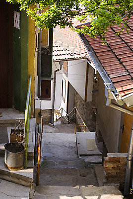 포토 JPG 해외이미지 유럽 도로 여행 지붕 휴가 산 거리 아파트 주택 안테나 풍경 사람없음 건물 강 도시풍경 교회 도시 언덕 기념물 천연기념물 랜드마크 발칸반도 불가리아 옛날 해외202004 해외포토 건축물 나라 길 통신 종교건축 교통시설 파일형식 남유럽 이미지허브