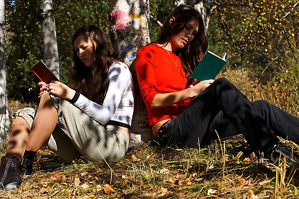 포토 JPG 해외이미지 나무 식물 백인 모델 학생 라이프스타일 공원 여자 행복 얼굴 밭 자연 휴식 사람 잔디 성인 야외 두명 책 초록색 스터디 독서 햇빛 평화 맑음 기쁨 시골 쌍 그룹 숲 읽기 교과서 싱글 거짓말 해외202004 해외포토 서양인 공공시설 감정 컬러 컨셉 농업 모션 날씨 교재 생활 신체부위 학습 태양 생태계 파일형식 이미지허브