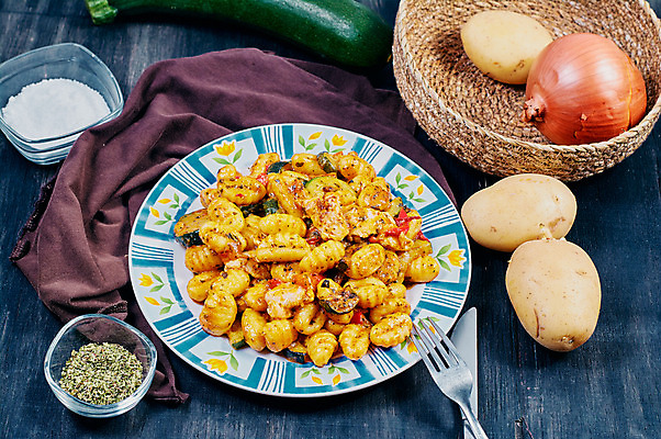 포토 JPG 해외이미지 식물 접시 음식 토마토 채소 파스타 요리 사람없음 빨간색 주방 식사 저녁식사 이탈리아 회색 신선 맛 인스턴트 굽기 지중해 허브 메인 준비 올리브 햄 지역 베이컨 무침 바질 캐서롤 탄수화물 핸드메이드 바이에른 해외202004 해외포토 식기 열매 유럽 바다 컬러 컨셉 서양음식 독일 육류 돼지고기 용기_그릇 구이 파일형식 이미지허브