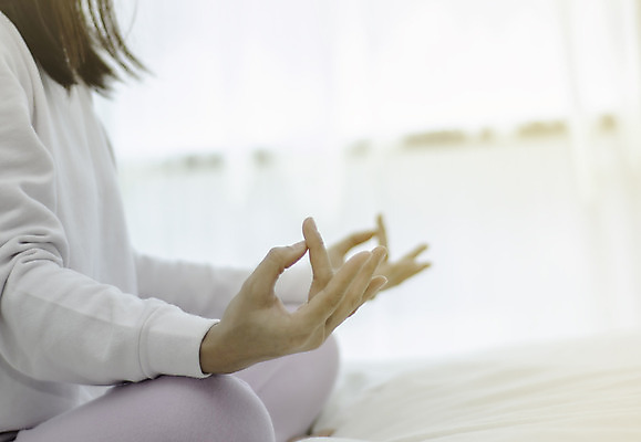 포토 JPG 해외이미지 라이프스타일 손 여자 스포츠 포즈 신체 요가 아침 휴식 주택 실내 따뜻함 건강 사람 앉기 동양인 사람없음 내부 운동 새벽 방 고통 마음 침대 최고 날씬함 연습 명상 두통 엘리먼트 필라테스 아사나자세 해외202004 해외포토 주간 자연요소 웰빙 감정 가구 컨셉 모션 인종 건물 생활 신체부위 요가자세 질병 몸매 파일형식 이미지허브