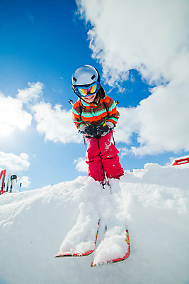 포토 JPG 해외이미지 1 옷 계절 여자 어린이 스포츠 겨울 자연 스키 고글 산 한명 미소 풍경 정장 경사 야외 청춘 맑음 얼음 장비 추위 자유 흰색 아기 승차 헬멧 작음 가루 언덕 준비 부드러움 스키선수 무임승차 운동가 해외202004 해외포토 자연요소 컬러 컨셉 모션 날씨 겨울스포츠 운동선수 표정 사람 감각 보호장비 크기 생태계 파일형식 이미지허브