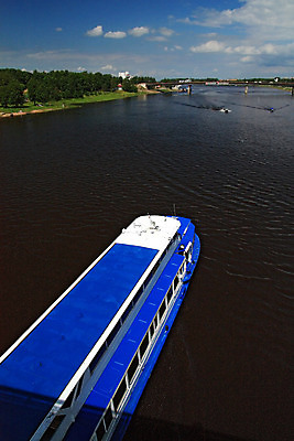 포토 JPG 해외이미지 구름 라이프스타일 외관 파도 여행 교통시설 모션 하늘 성공 휴가 휴식 주택 사람없음 물 파란색 강 재산 고급 크루즈 방향 함선 상업 러시아 승객 타운 엔진 진짜 수평선 해외202004 해외포토 자연요소 유럽 바다 컬러 교통 컨셉 배_교통 건물 생활 금융 도시 시설 파일형식 이미지허브