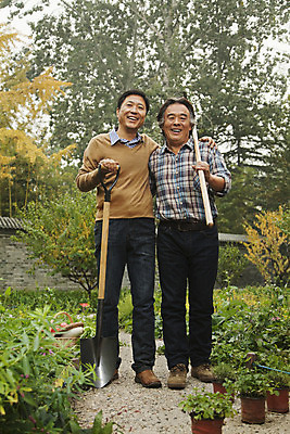 포토 JPG 해외이미지 전신 나무 식물 응시 할아버지 남자 꽃 행복 가정 가족 포옹 자연 짧은머리 함께함 사랑 서기 미소 취미 야외 두명 일상 아웃포커스 캐주얼 세로 초록색 컬러풀 갈색 노란색 중국 성장 백발 잡기 작업 도움 아빠 스웨터 삽 원예 겨울옷 베이징 돌봄 해외202004 해외포토 헤어스타일 시선 옷 노년 감정 아시아 컬러 컨셉 상의 겨울 관계 안기 모션 촬영기법 표정 사람 라이프 생태계 파일형식 이미지허브