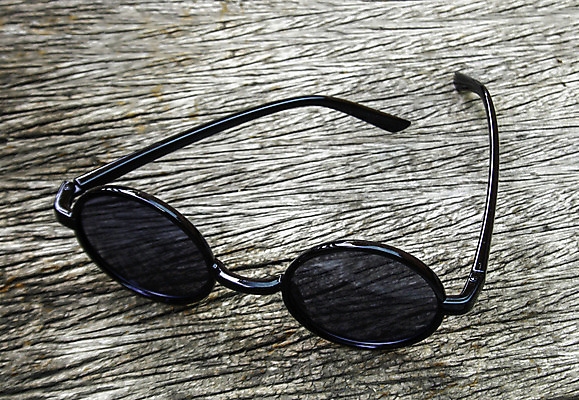 포토 JPG 해외이미지 디자인 응시 안경 백그라운드 자연 탁자 새로움 바닥 프레임 사람없음 목재 선글라스 반사 유행 검은색 흰색 괴짜 보호 널 그늘 시원함 플라스틱 읽기 손목시계 오브젝트 복고 시력 비전 멍청이 스타일 해외202004 해외포토 나무 시선 잡화 시계 컬러 가구 컨셉 재료 장신구 모션 재질 생태계 파일형식 이미지허브