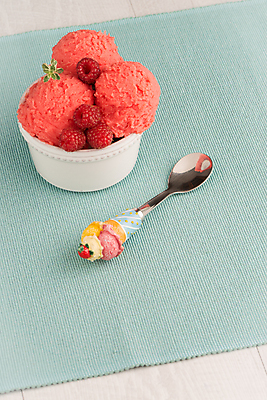 포토 JPG 해외이미지 아이스크림 실내 사람없음 컵 숟가락 달콤 흰배경 담기 산딸기 셔벗 테이블매트 해외202004 해외포토 식기 백그라운드 과일 모션 디저트 수저 내부 식탁보 흰색 맛 파일형식 이미지허브