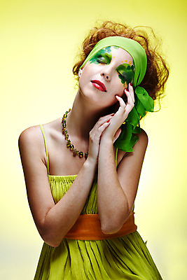 포토 JPG 해외이미지 라이프스타일 헤어스타일 손 응시 드레스 유럽 리본 얼굴 잎 목걸이 휴가 한명 빨간색 초록색 노란색 파티 흰색 축하 행운 성자 클로버 토끼풀 아일랜드 팔 생강 빨간머리 고립 해외202004 해외포토 식물 1 시선 옷 나라 종교 컬러 컨셉 채소 장신구 사람 이벤트 생활 신체부위 파일형식 이미지허브